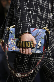 Details Christian Dior , Details Dior Fall 2018 Ready-to-Wear , Детали показа Кристиан Диор , Детали показа Диор осень зима 2018 , Fashion show , неделя моды в Париже , PFW , Мария Грация Кьюри , Mainstyles